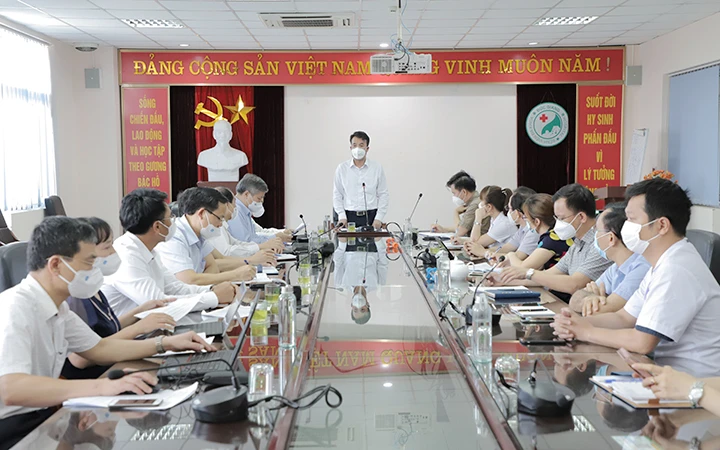 Lãnh đạo BHXH Việt Nam bàn giải pháp tháo gỡ vướng mắc trong buổi làm việc với Bệnh viện đa khoa Đức Giang. Ảnh: THANH HẰNG