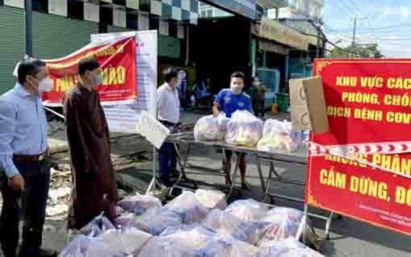 Thành phố Biên Hòa (Đồng Nai) tặng quà cho các phường bị phong tỏa để phòng, chống dịch bệnh Covid-19. Ảnh: Phương Hằng.