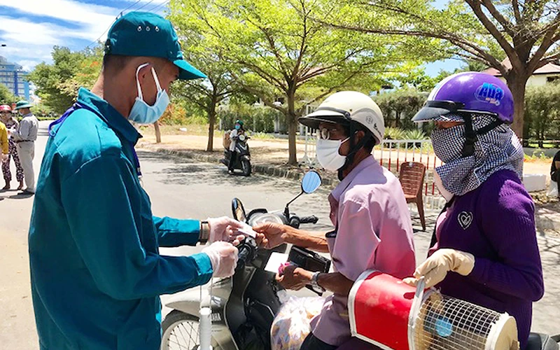 Các thành viên trực chốt phòng, chống dịch, kiểm tra và hướng dẫn người dân thực hiện các quy định về phòng, chống dịch Covid-19 trên địa bàn tỉnh Ninh Thuận.