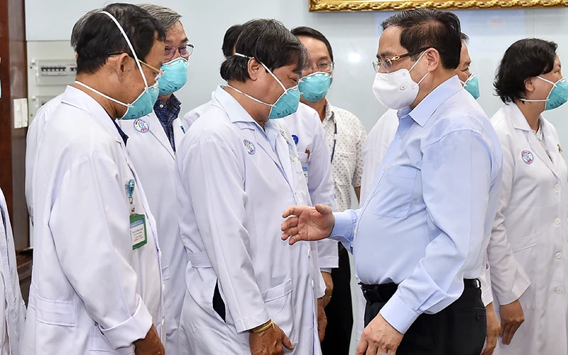 Thủ tướng Phạm Minh Chính động viên đội ngũ thầy thuốc của Bệnh viện Chợ Rẫy ngày 13/5/2021. (Ảnh: VGP)