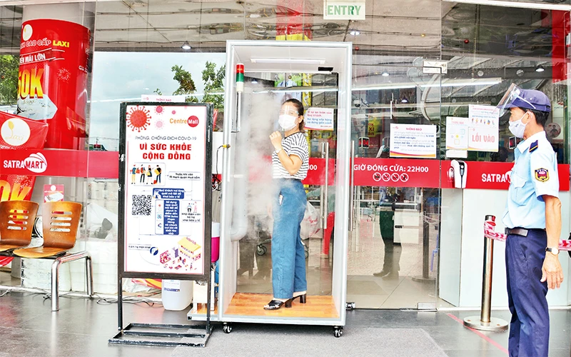 Siêu thị Satramart lắp buồng khử khuẩn để người dân an toàn khi vào mua sắm. 