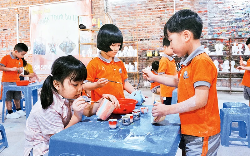 Các em nhỏ trải nghiệm quy trình làm gốm tại Làng gốm Bát Tràng.