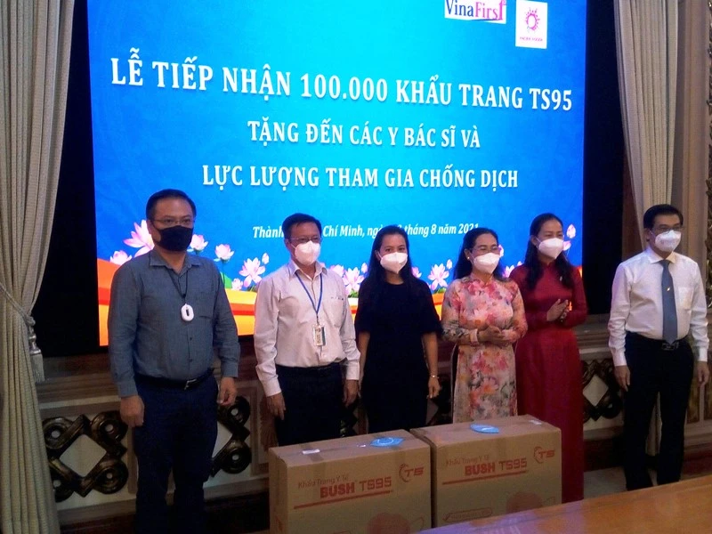 Đại diện Công ty Pacific Food và Công ty VinaFirst trao tặng 100.000 khẩu trang y tế cao cấp.