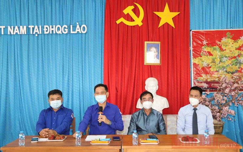 Đồng chí Souliya Keophilavong (thứ 2 từ trái sang) khẳng định, tuổi trẻ hai nước Lào - Việt Nam sẽ tiếp tục đoàn kết, hợp tác chặt chẽ hơn nữa.