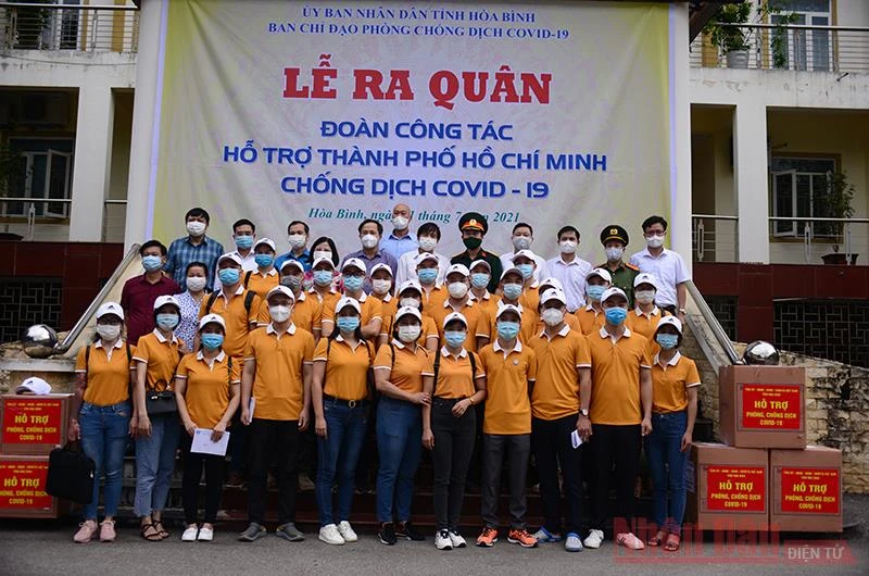 Cán bộ y tế Hòa Bình xung phong “nam tiến” để hỗ trợ TP Hồ Chí Minh chống dịch. Ảnh: TRẦN HẢO.