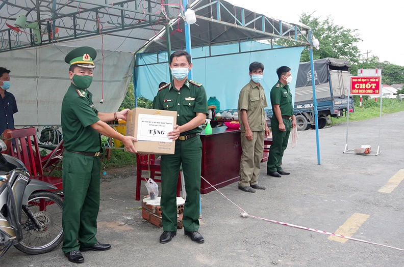 Đại tá Nguyễn Trìu Mến, Chính ủy Bộ đội Biên phòng tỉnh thăm hỏi, tặng quà cho các cán bộ, chiến sĩ đang thực hiện nhiệm vụ tại chốt kiểm soát phòng, chống dịch Covid-19 trên địa bàn huyện Trần Đề.