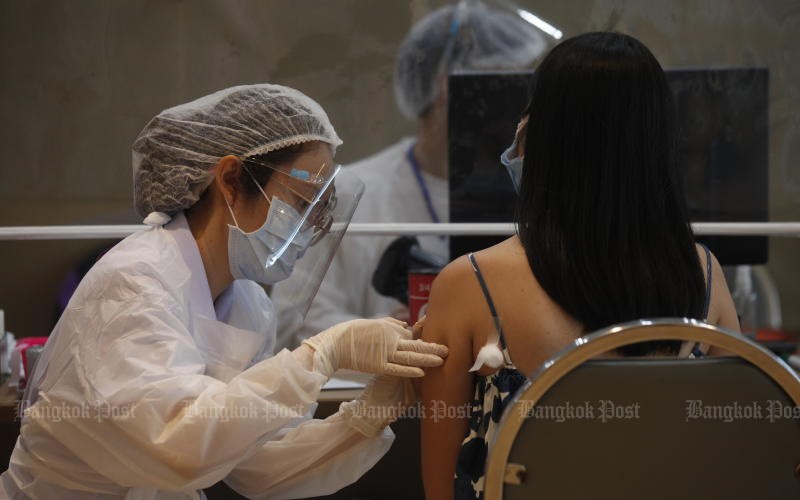 Một nhân viên y tế đang tiêm vaccine cho người dân tại điểm tiêm chủng ở Trường ĐH Phòng Thương mại Thái Lan. (Ảnh: Bưu điện Bangkok).