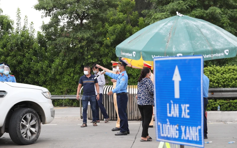Dùng xe “luồng xanh” chở người từ vùng dịch vào Đắk Nông