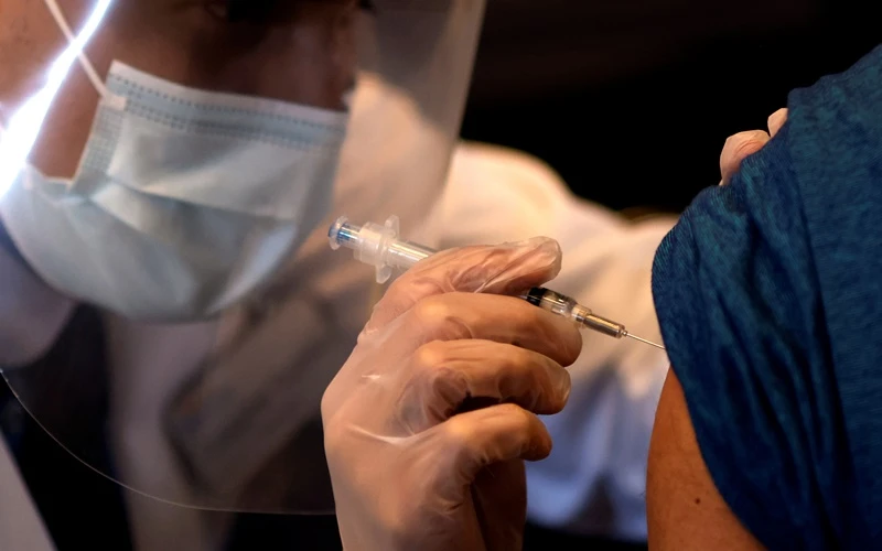 Mỹ đã hoàn thành mục tiêu 70% người trưởng thành tiêm ít nhất 1 mũi vaccine ngừa Covid-19. (Ảnh: Reuters)