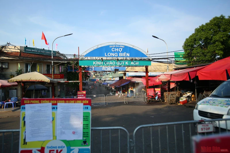 Lúc 14 giờ, lực lượng chức năng tiến hành dựng rào chắn hai cổng vào chợ Long Biên và 500 m trên đoạn đường Hồng Hà.