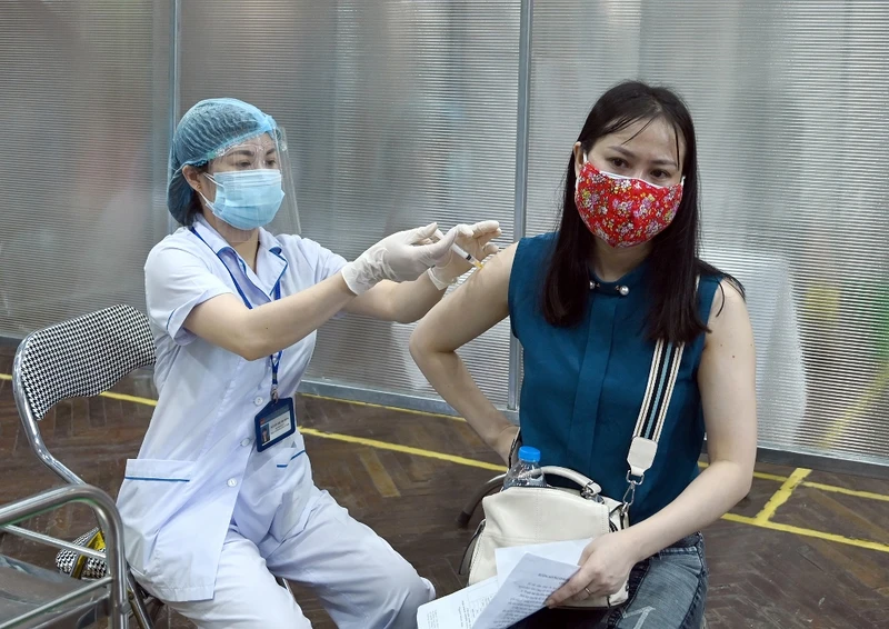 Người dân Hà Nội tiêm vaccine Covid-19 tại nhà thi đấu Trịnh Hoài Đức