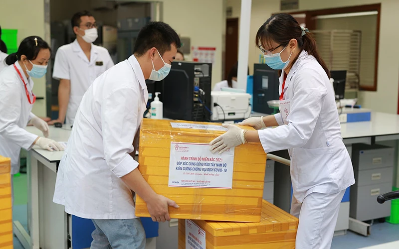1.000 đơn vị máu được vận chuyển tới Cần Thơ hôm nay, chi viện cho Tây Nam bộ.