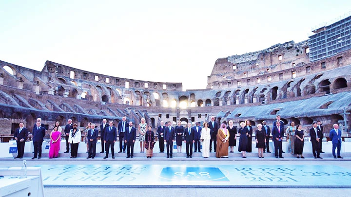 Các Bộ trưởng Văn hóa G20 chụp ảnh chung tại đấu trường La Mã Colosseum. Ảnh: AP