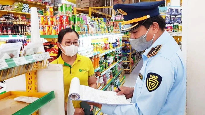 Lực lượng Quản lý thị trường Sóc Trăng phạt một cửa hàng Bách Hóa Xanh. Ảnh: BCT