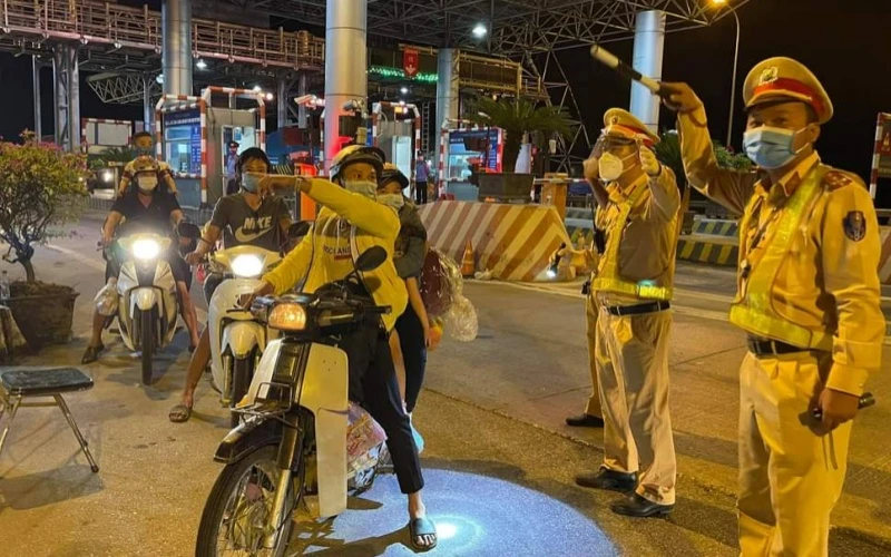 Lực lượng Công an hướng dẫn tận tình cho người dân đi xe máy từ tâm dịch về quê.