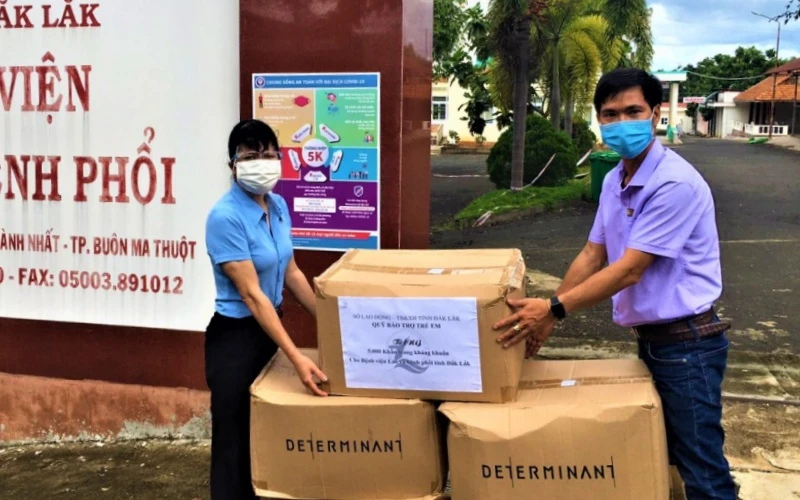 Các đơn vị trao tặng khẩu trang y tế kháng khuẩn cho Bệnh viện Lao và bệnh phổi tỉnh Đắk Lắk để phục vụ công tác phòng, chống dịch Covid-19. 