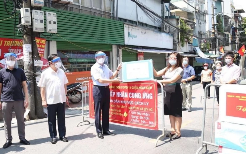 Lãnh đạo TP Hà Nội tặng quà cán bộ, nhân dân phường Chương Dương đang thực hiện phong tỏa phòng dịch Covid-19.