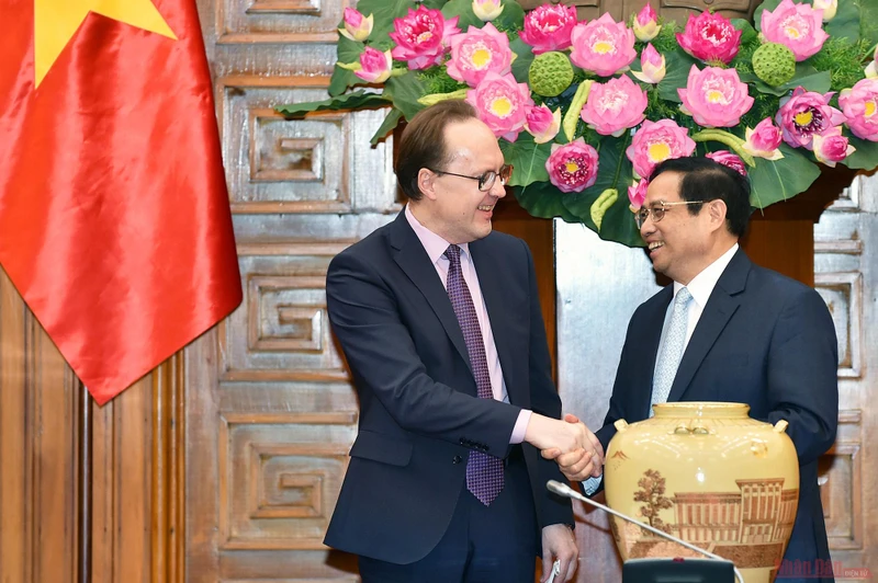 Thủ tướng Phạm Minh Chính cùng Đại sứ Liên bang Nga tại Việt Nam G.S.Bezdetko. 