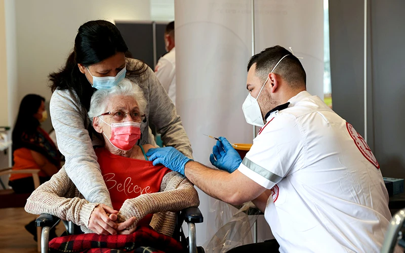 Israel tiêm vắc-xin mũi bổ sung cho người trên 60 tuổi. Ảnh REUTERS