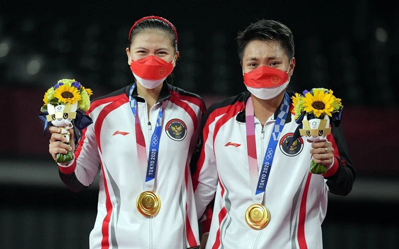 Cặp VÐV Greysia Plii và Rahayu Apriyani (Indonesia) đoạt Huy chương vàng cầu lông đôi nữ. Ảnh AP 