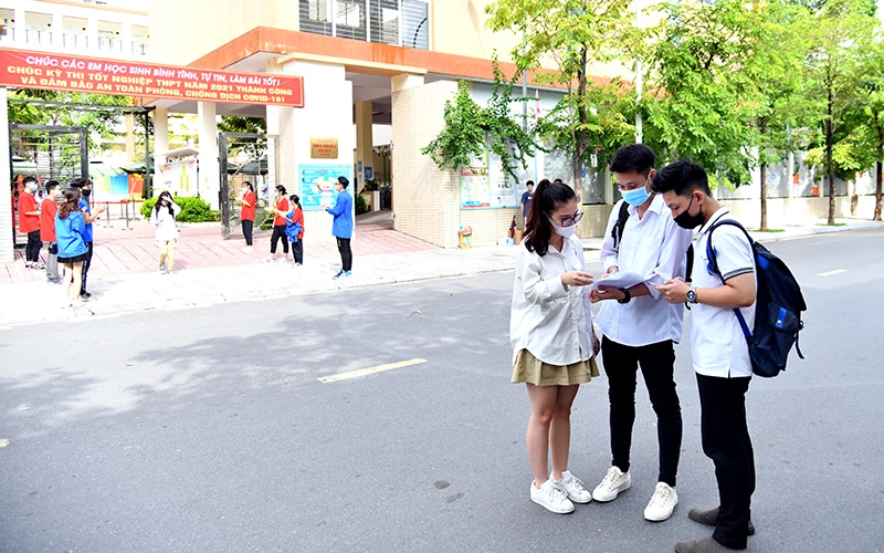 Thí sinh tại điểm thi Trường THCS Lê Ngọc Hân (Hà Nội) trao đổi sau khi kết thúc môn thi tại kỳ thi tốt nghiệp THPT năm 2021. Ảnh: Thủy Nguyên