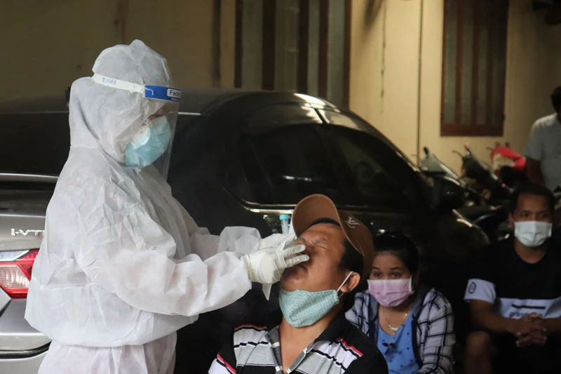 Nhân viên y tế tỉnh Đồng Nai lấy mẫu xét nghiệm SARS-CoV-2 cho người dân.
