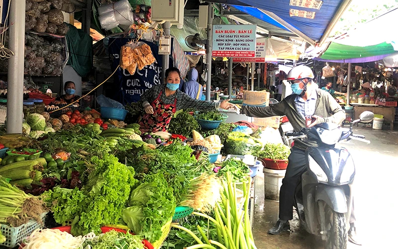 Người tiêu dùng mua rau củ tại chợ Nghĩa Tân (quận Cầu Giấy, Hà Nội).