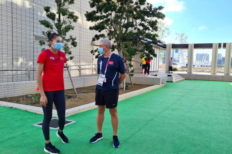 Quách Thị Lan cùng huấn luyện viên tại Làng Olympic Tokyo. (Ảnh: Đoàn TT Việt Nam)