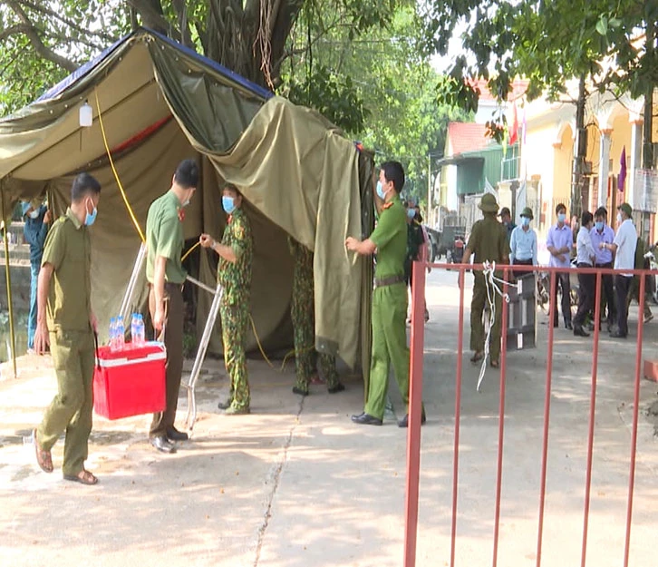 Các lực lượng chức năng dỡ bỏ cách ly tại thôn Sàng, xã Đạo Lý, huyện Lý Nhân.