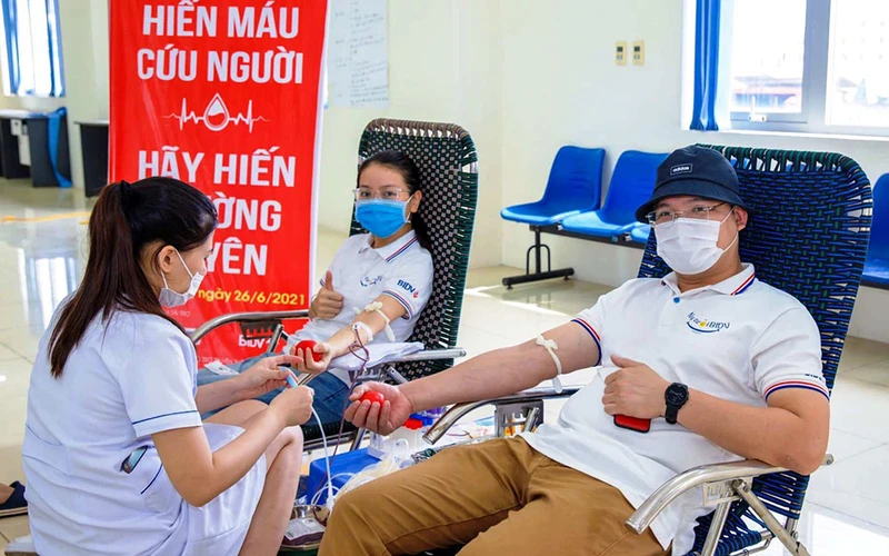 Các tình nguyện viên ở Thanh Hóa hiến máu nhân đạo.