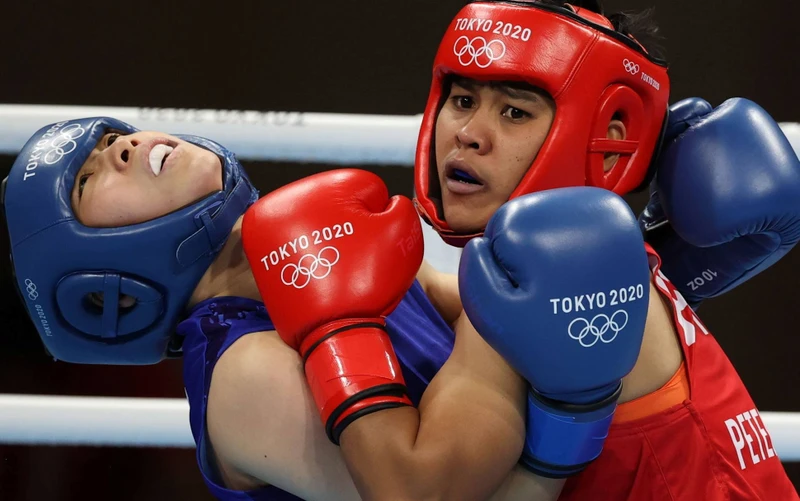 Nesthy Petecio (giáp đỏ) bỏ lỡ cơ hội giành tấm huy chương vàng thứ 2 cho Philippines tại Olympic Tokyo 2020. (Ảnh: Reuters)