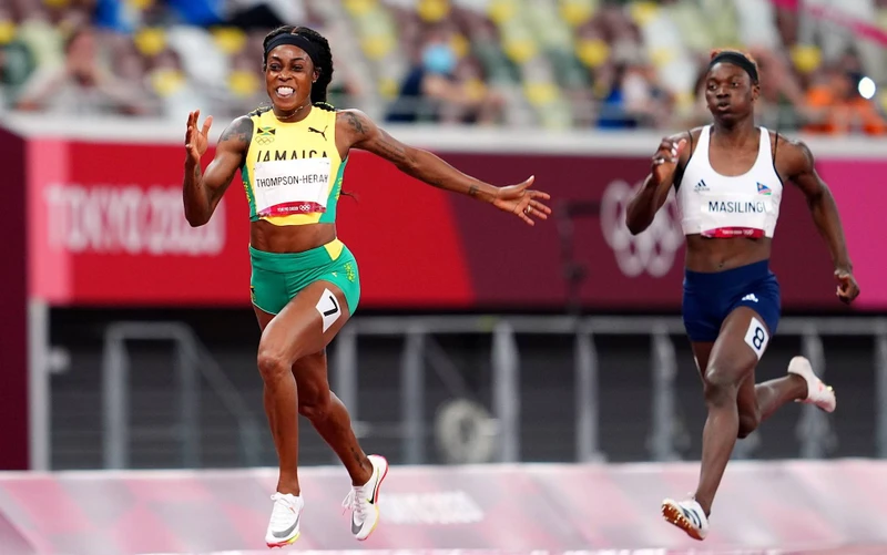 Elaine Thompson-Herah (trái) về nhất chung kết 200m nữ với thời gian 21 giây 53. (Ảnh: Reuters)