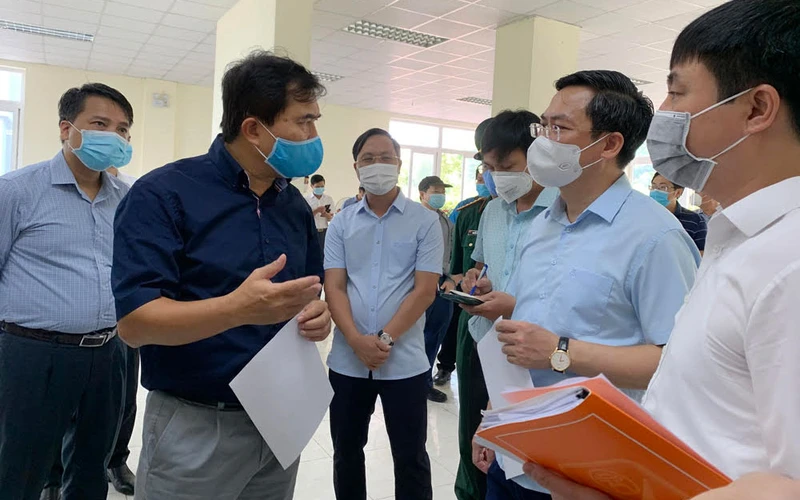 Thứ trưởng Xây dựng Lê Quang Hùng khảo sát cơ sở cách ly, thu dung, điều trị bệnh nhân Covid-19 tại Khu tái định cư Đền Lừ III (phường Hoàng Văn Thụ, quận Hoàng Mai).