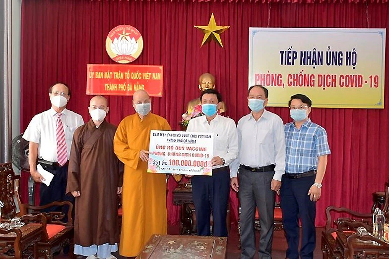 Giáo hội Phật giáo Đà Nẵng ủng hộ Quỹ vaccine phòng Covid-19. (Ảnh: Hương Diệp)