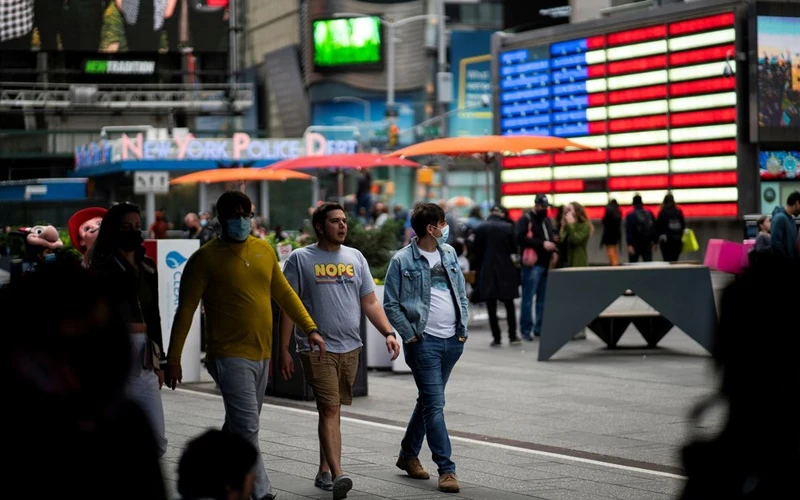 Người dân đi bộ trên Quảng trường Thời đại, Mỹ, ngày 7/5/2021. (Ảnh: Reuters)