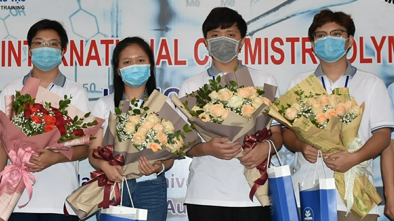 Các học sinh đoạt giải Olympic Hóa học quốc tế năm 2021.