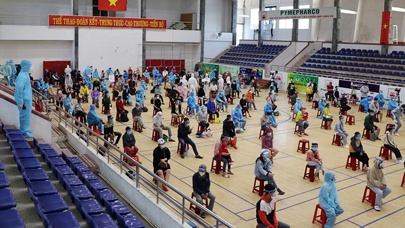 Điểm lấy mẫu xét nghiệm công dân Phú Yên trở về từ vùng dịch tại Nhà thi đấu Lê Trung Kiên (TP Tuy Hòa).