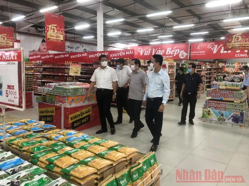 Lãnh đạo TP Hà Nội thường xuyên kiểm tra việc cung ứng hàng hóa tại các siêu thị, chợ, cửa hàng trên địa bàn.