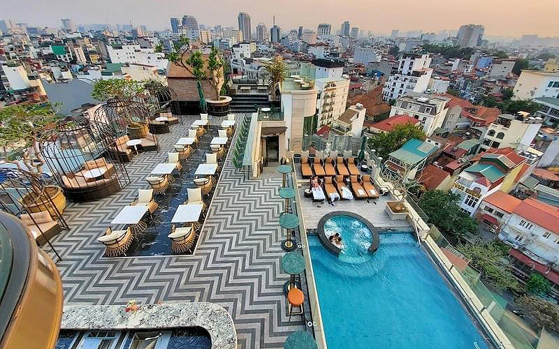 Khách sạn Peridot Grand (Đường Thành, Hoàn Kiếm, Hà Nội) đứng thứ sáu trong 25 khách sạn trên tầng thượng hàng đầu thế giới do TripAdvisor bình chọn (Ảnh: Agoda)