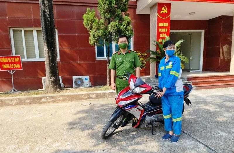 Công an quận Nam Từ Liêm (Hà Nội) tặng xe máy cho chị Lê Thị Trâm, nữ công nhân vệ sinh môi trường bị cướp.