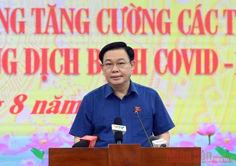 Chủ tịch Quốc hội Vương Đình Huệ phát biểu động viên đội ngũ cán bộ y tế tại buổi gặp mặt. Ảnh: Duy Linh