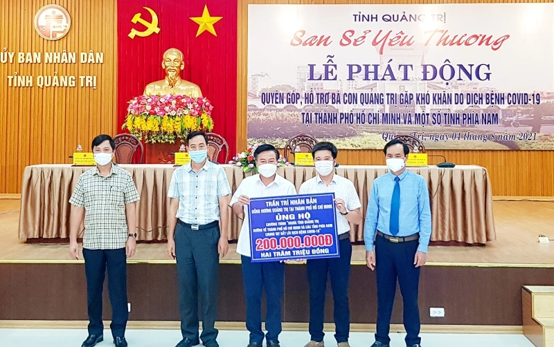 Lãnh đạo tỉnh Quảng Trị tiếp nhận ủng hộ từ các tổ chức, cá nhân tại buổi phát động.