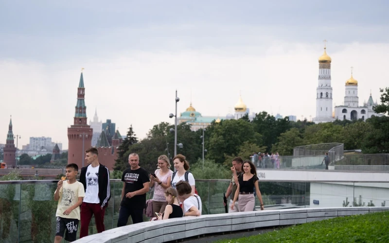 Người dân Moskva đi dạo trong thành phố. (Ảnh: Thanh Thể)