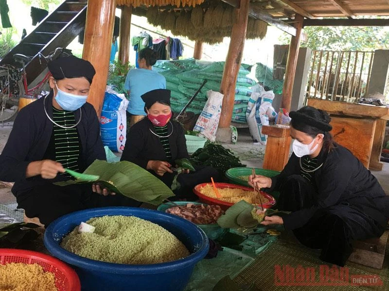 Tổ sản xuất bánh chưng xã Phương Độ, thành phố Hà Giang gói bánh hỗ trợ đồng bào miền nam.
