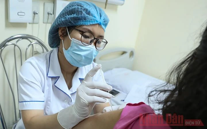 Tiêm vaccine tại Bệnh viện E, Hà Nội (Ảnh: DUY LINH)