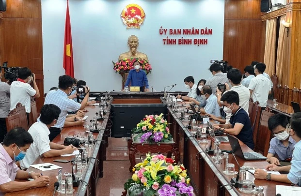 Họp báo công bố quyết định tạm đình chỉ công tác Giám đốc Sở Du lịch Bình Định Nguyễn Văn Dũng.