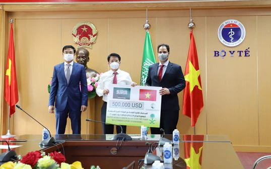 Thứ trưởng Y tế Trương Quốc Cường và Thứ trưởng Ngoại giao Phạm Quang Hiệu tiếp nhận gói viện trợ y tế trị giá 500.000 USD từ Đại biện lâm thời Đại sứ quán A rập Xê-út tại Việt Nam.