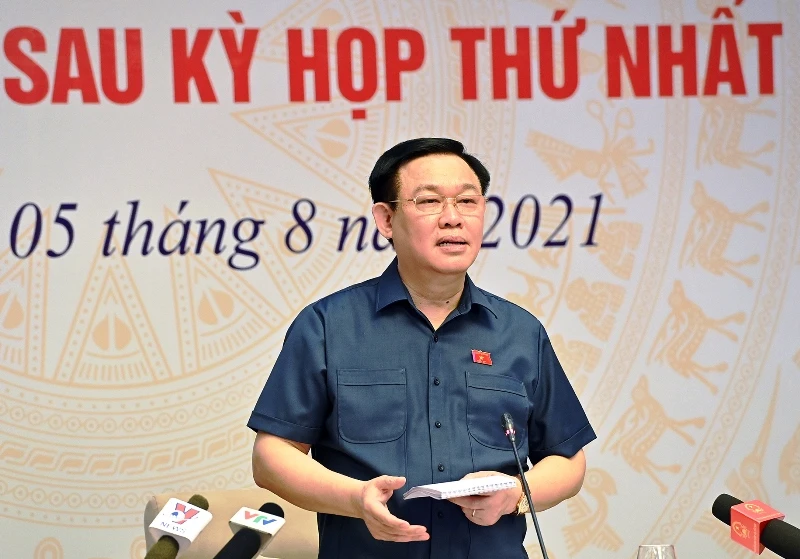 Chủ tịch Quốc hội Vương Đình Huệ trao đổi, trả lời ý kiến của cử tri. (Ảnh: DUY LINH)