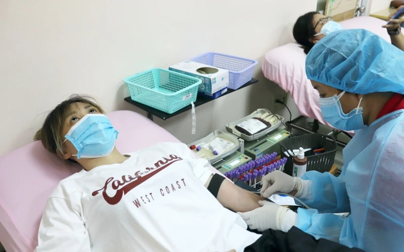 Nhiều người trẻ tuổi đến đăng ký hiến máu tại Trung tâm Hiến máu nhân đạo TP Hồ Chí Minh vào sáng 5/8. 