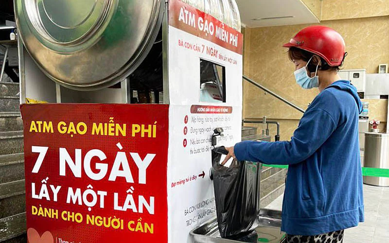 Người dân TP Hồ Chí Minh nhận hỗ trợ tại “ATM gạo thông minh”.